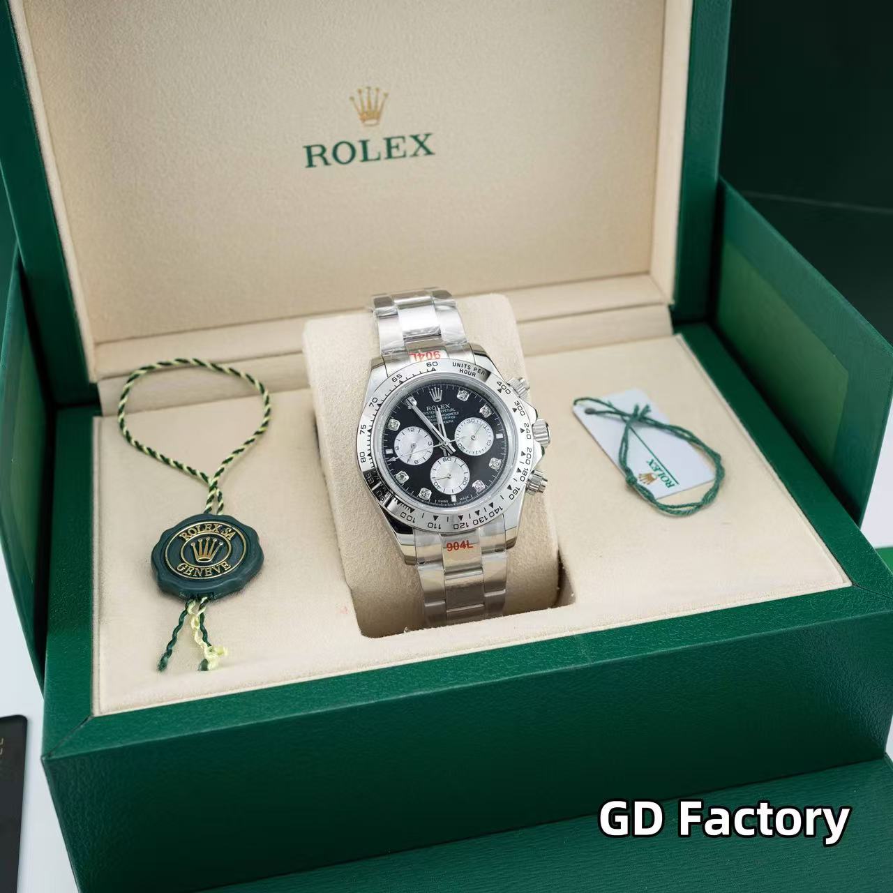 Luxury timepiece in presentation box 3